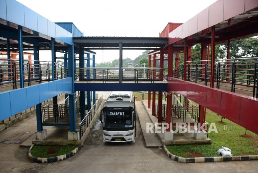 Suasana terminal Pondok Cabe, Pamulang, Tangerang Selatan, Selasa (12/2).