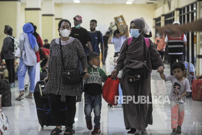 Sejumlah penumpang bersiap menaiki Kapal Dorolonda di Pelabuhan Tanjung Priok, Jakarta, Senin (25/4/2022). Kementerian Perhubungan (Kemenhub) memprediksi sebanyak 1,45 juta orang akan melakukan mudik menggunakan kapal laut.