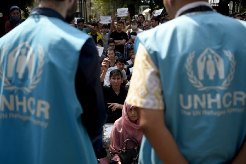 Perwakilan dari petugas dari kantor Badan Komisi Tinggi PBB untuk pengungsi (UNHCR) menemui pencari suaka