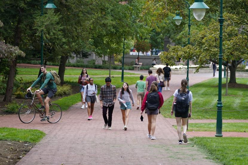 Siswa berjalan kaki ke dan dari kelas di kampus Universitas Indiana, Kamis, 14 Oktober 2021, di Bloomington. Departemen Pendidikan Amerika Serikat (AS) telah membatalkan utang pinjaman mahasiswa atau student loan untuk 40.000 orang.