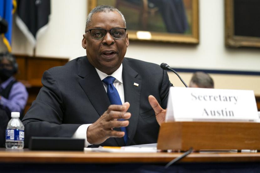 Menteri Pertahanan AS Lloyd Austin berbicara selama sidang Komite Angkatan Bersenjata DPR tentang anggaran pertahanan tahun fiskal 2023, Selasa, 5 April 2022, di Washington. Amerika Serikat (AS) melatih sekelompok kecil warga Ukraina untuk mengoperasikan drone pembunuh