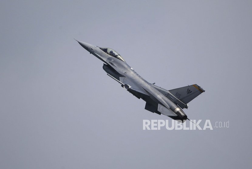 Sebuah jet tempur F-16C Angkatan Udara Republik Singapura (RSAF) melakukan pertunjukan udara selama Singapore Airshow 2022 di Changi Exhibition Centre di Singapura, Selasa, 15 Februari 2022.
