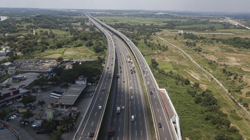 Foto udara sejumlah kendaraan melintasi Jalan Tol Layang Mohammed Bin Zayed (MBZ) di Cikarang, Kabupaten Bekasi, Jawa Barat (ilustrasi). PT Jasamarga Jalanlayang Cikampek selaku pengelola Ruas Jalan Tol Layang Mohammed Bin Zayed (MBZ) menutup sementara akses masuk tol tersebut.