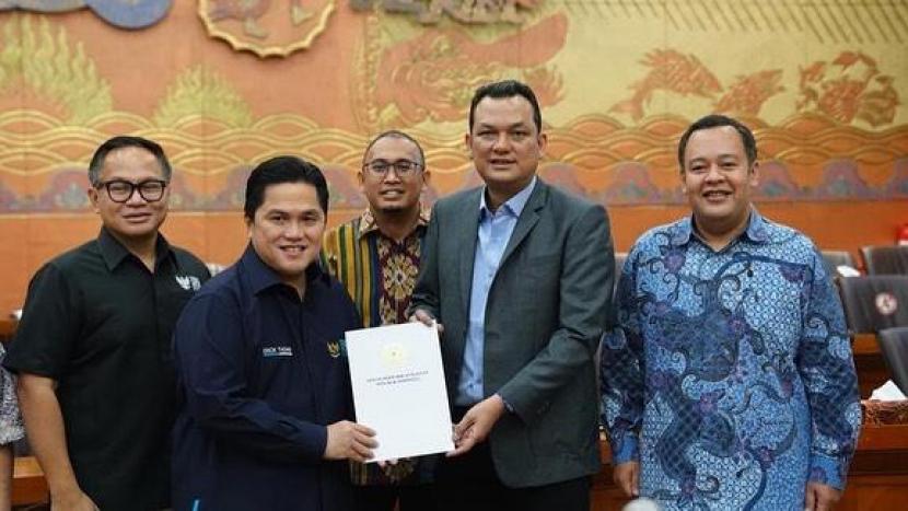 Fraksi Gerindra DPR melalui Panja Komisi VI mendukung Menteri BUMN Erick Thohir melakukan penyelamatan maskapai Garuda Indonesia.