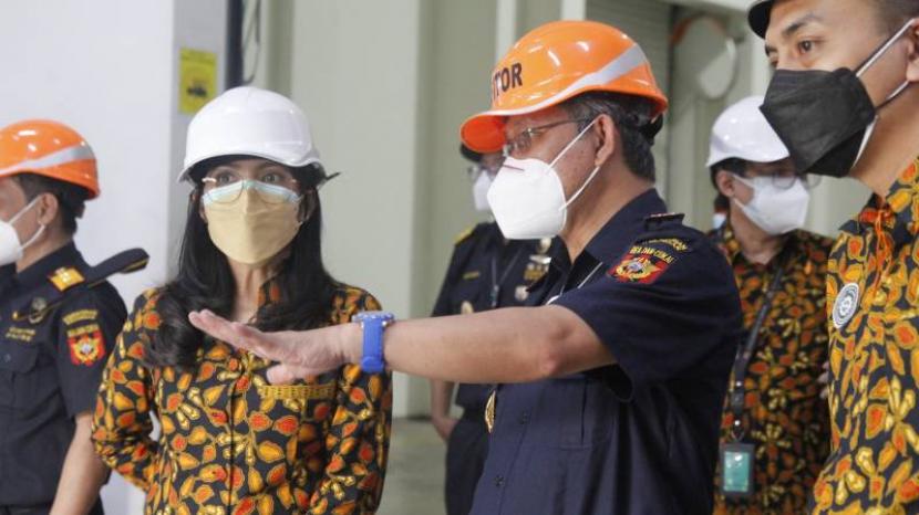 Direktur Jenderal Bea Cukai, Askolani (tengah). Anggota DPR Masinton Pasaribu mempertanyakan kinerja Dirjen Bea Cukai yang suka jalan-jalan.