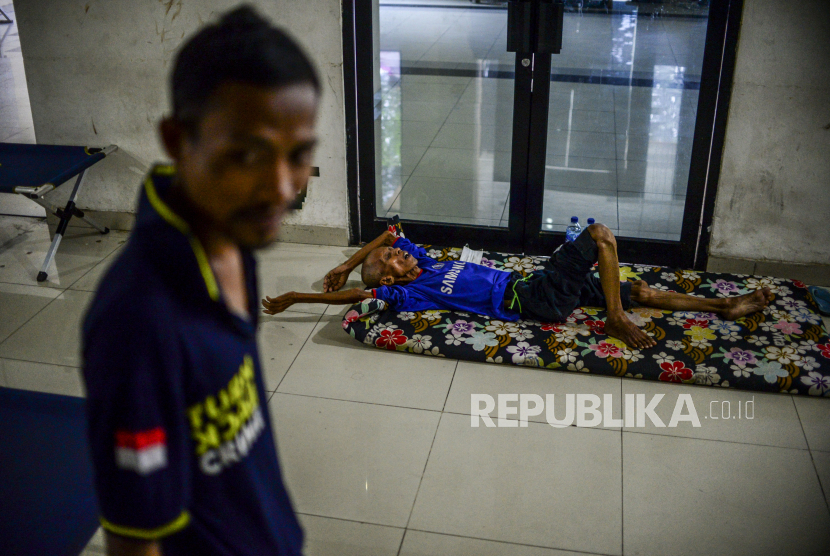 Warga yang terjaring razia penyandang masalah kesejahteraan sosial (PMKS) saat beristirahat di GOR Pasar Minggu, Jakarta. Anggota PSI meminta Pemprov DKI Jakarta tak asal menuding ada dalang keberadaan PMKS.