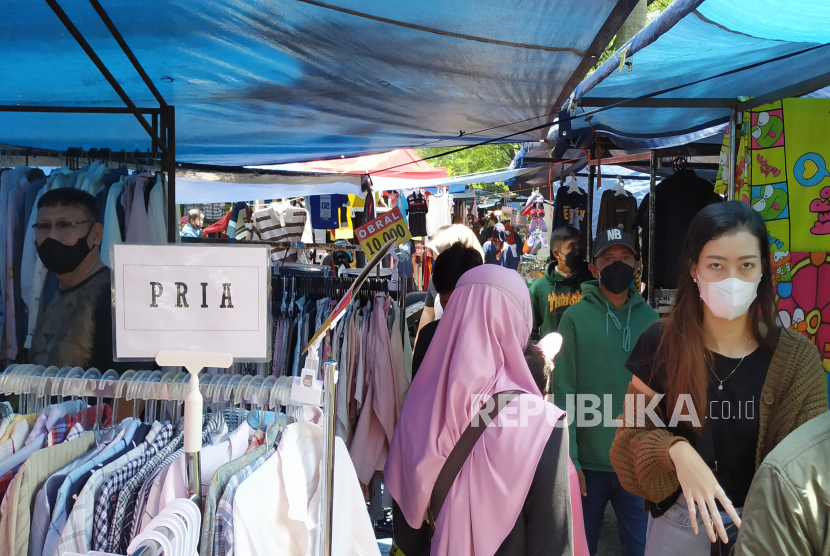 Suasana pasar kaget atau pasar tumpah Gasibu di kawasan Monumen Perjuangan (Monju), Kota Bandung, dipadati pengunjung. Perkembangan penanganan pandemi Covid-19 per Selasa (12/4) secara nasional, angka kesembuhan harian bertambah 3.286 orang terdiri 3.102 transmisi lokal dan 184 Pelaku Perjalanan Luar Negeri (PPLN). Sehingga angka kumulatifnya terus meningkat melebihi 5,8 juta orang sembuh atau tepatnya 5.811.666 orang atau 96,3 persen.