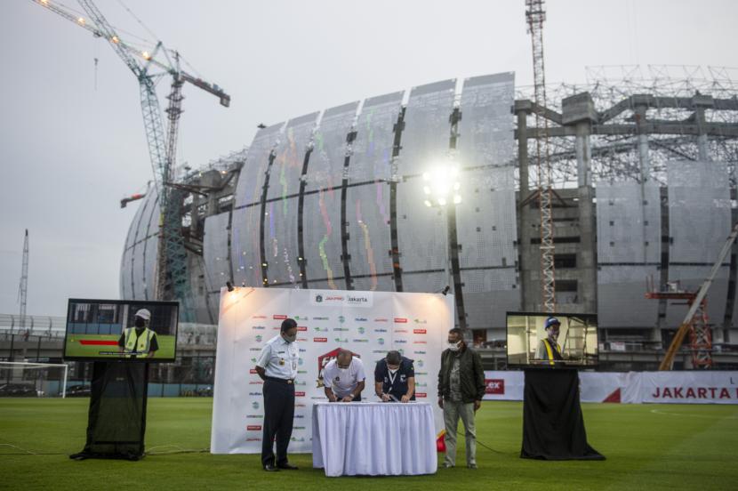 Gubernur DKI Jakarta Anies Baswedan (kiri) didampingi Wakil Ketua DPRD DKI Jakarta M. Taufik (kanan) menyaksikan penandatanganan nota kesepahaman (MoU) kerja sama antara Direktur Utama PT Jakpro Widi Amanasto (kedua kiri) dan Direktur Utama PT Pembangunan Jaya Ancol Teuku Sahir Syahali (kedua kanan) di Lapangan latih Jakarta International Stadium (JIS), Tanjung Priok, Jakarta Utara, Kamis (28/10/2021). Kerja sama tersebut terkait interkoneksi antarkawasan Taman Impian Jaya Ancol dan Jakarta International Stadium yang nantinya akan dibangun jembatan penyeberangan orang (JPO) di area sisi barat stadion