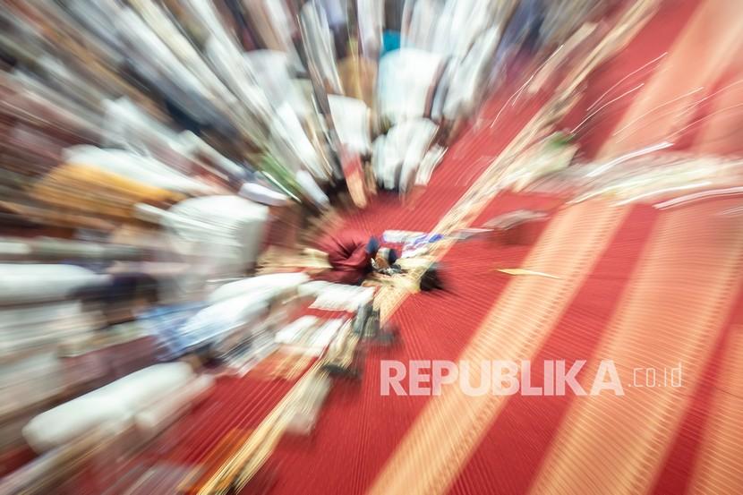 Umat muslim melaksanakan ibadah shalat jumat di Masjid Istiqlal, Jakarta, Jumat (1/4/2022). Gubernur DKI Jakarta Anies Baswedan mengizinkan pelaksanaan ibadah ramadhan dilakukan di masjid dengan menaati protokol kesehatan.