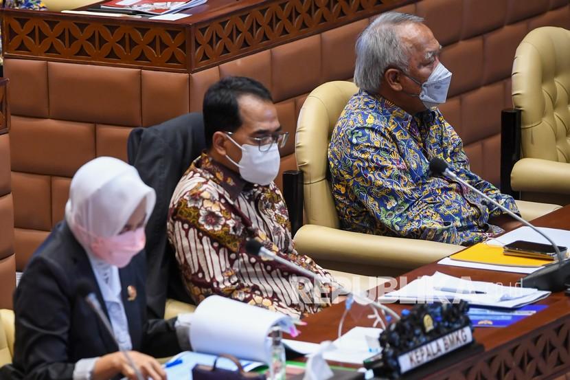 Menteri PUPR Basuki Hadimuljono (kanan) bersama Menteri Perhubungan Budi Karya Sumadi (tengah), dan Kepala Badan Meteorologi, Klimatologi dan Geofisika (BMKG) Dwikorita Karnawati (kiri) mengikuti rapat dengar pendapat dengan Komisi V DPR, di Kompleks Parlemen, Senayan, Jakarta, Rabu (6/4/2022). Rapat tersebut membahas kesiapan infrastruktur dan transportasi mudik Lebaran 2022.
