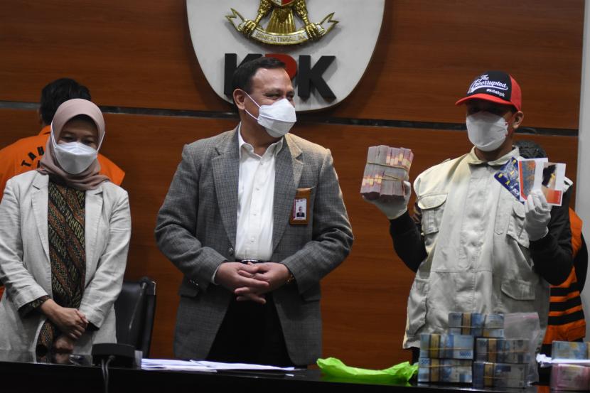 Ketua KPK Firli Bahur (tengah) didampingi Ketua BPK Isma Yatun (kiri) menyaksikan barang bukti saat konferensi pers penetapan dan penahanan sejumlah tersangka salah satunya Bupati Kabupaten Bogor Ade Yasin di Gedung Merah Putih KPK, Jakarta, Kamis (28/4/2022) dinihari. KPK menahan delapan tersangka yakni Bupati Bogor Ade Yasin bersama pejabat dan ASN Pemkab Bogor serta pegawai BPK Jawa Barat pasca tertangkap tangan pada Rabu (27/4/2022) malam atas kasus dugaan suap kepada anggota tim audit BPK Perwakilan Jawa Barat dengan nilai total suap Rp1,024 Miliar untuk pengurusan laporan keuangan Pemkab Bogor Tahun Anggaran 2021 agar mendapatkan predikat Wajar Tanpa Pengecualian (WTP).