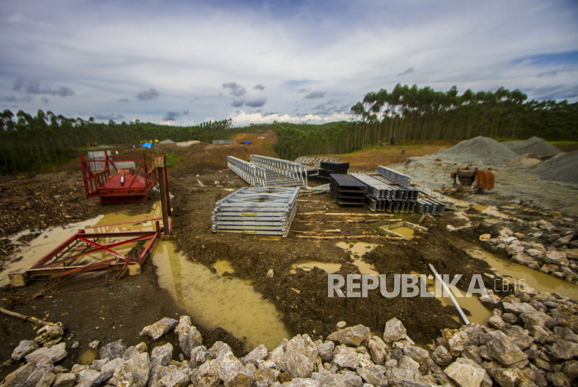 Sejumlah bahan kontruksi berada di lokasi segmen tiga di kawasan Ibu Kota Negara (IKN) Nusantara di Kecamatan Sepaku, Kabupaten Penajam Paser Utara, Kalimantan Timur, Ahad (6/2/2022). Pemerintah mulai melakukan pembangunan tahap awal, salah satunya akses jalan untuk angkutan dalam proses pembangunan IKN Nusantara.