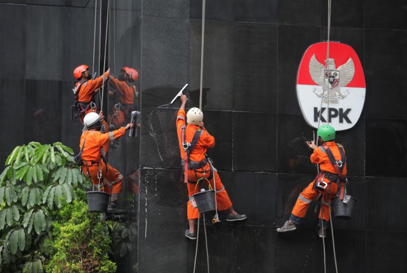 Pekerja membersihkan dinding Gedung Merah Putih KPK di Jakarta, Rabu (10/11/2021). Menteri Ketenagakerjaan (Menakerk) Ida Fauziyah mengatakan, pemerintah akan kembali melaksanakan program Bantuan Subsidi Upah (BSU) untuk pekerja/buruh pada tahun 2022 ini.
