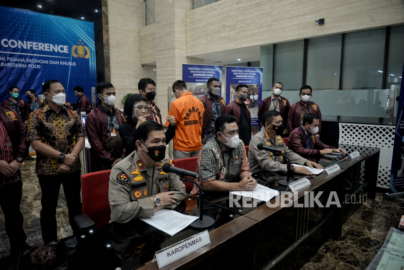 Direktur Tindak Pidana Ekonomi Khusus (Dirtipideksus) Bareskrim Polri Brigjen Pol Whisnu Hermawan (kedua kiri) didampingi Kepala Biro Penerangan Masyarakat (Karopenmas) Brigjen Pol Ahmad Ramadhan (kiri) dan Kabag Penum Divisi Humas Polri Kombes Pol Gatot Repli Handoko (kedu kanan) saat memberi keterangan pers terkait kasus dugaan investasi ilegal melalui aplikasi binomo terhadap Indra Kesuma atau Indra Kenz  di Bareskrim Mabes Polri, Jakarta, Jumat (25/4/2022). Bareskrim Polri menerbitkan status cegah terhadap tiga tersangka baru kasus Binomo, yakni Vanessa Khong (VK), Nathania Kesuma (NK), dan Rudiyanto Pei (RP).
