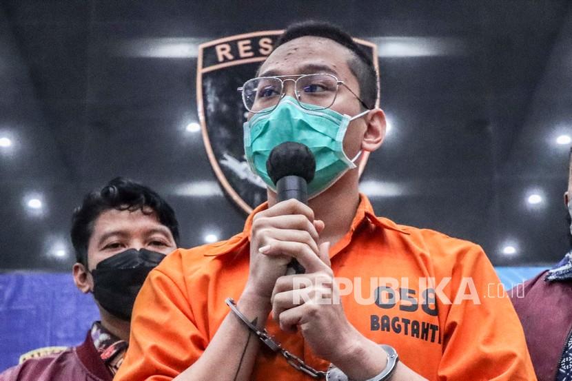 Tersangka kasus afiliator Binomo, Indra Kesuma atau Indra Kenz menyampaikan permohonan maaf saat gelar barang bukti kasus afiliator Binomo di Bareskrim, Mabes Polri, Jakarta, Jumat (25/3/2022). Penyidik Direktorat Tindak Pidana Ekonomi Khusus (Dittipideksus) Bareskrim Polri menetapkan tiga tersangka baru perkara dugaan tindak pidana penipuan investasi opsi biner (binary option) melalui aplikasi Binomo.