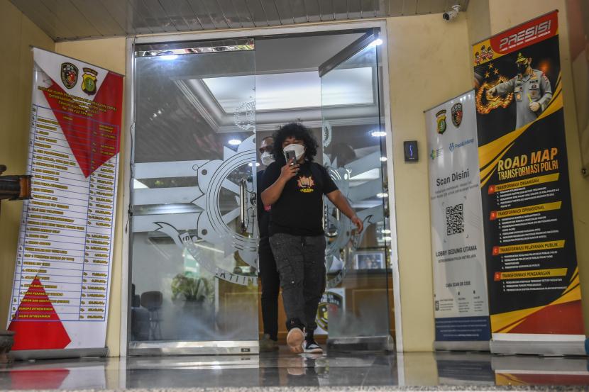 Komedian Marshel Widianto berjalan keluar usai menjalani pemeriksaan penyidik di Polda Metro Jaya, Jakarta, Kamis (7/4/2022). Marshel diperiksa sebagai saksi karena diduga menjadi salah satu pembeli konten pornografi Dea OnlyFans lewat layanan Google Drive.