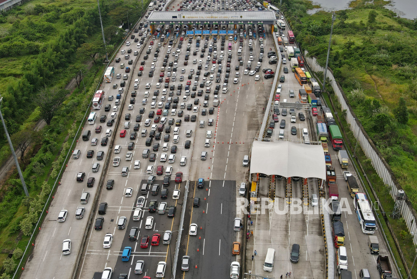 Sejumlah kendaraan antre memasuki Gerbang Tol Cikampek Utama, Cikampek, Jawa Barat, Kamis (28/4/2022). Pada pagi pukul 08.00 atau kondisi H-4 Lebaran arus mudik di ruas Tol Jakarta-Cikampek mulai mengalami kepadatan dan diprediksi puncak arus mudik akan terjadi pada H-3 atau Jumat (29/4/2022).Prayogi/Republika.