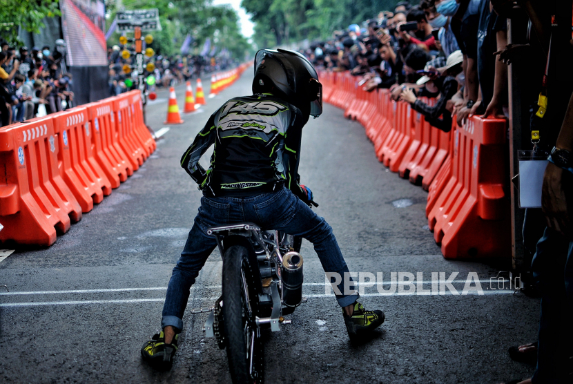 Peserta bersiap memacu sepeda motornya dalam ajang Street Race Polda Metro Jaya di Ancol, Jakarta, Ahad (16/1/2022). Ajang lomba balap sepeda motor jalanan legal tersebut diprakarsai oleh Polda Metro Jaya guna memfasilitasi minat bakat warga dalam ajang balap motor sekaligus mengantisipasi terjadinya balapan liar. Street race akan digelar di Meikarta pada bulan depan.