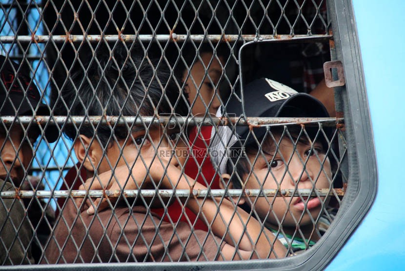 Sejumlah gelandangan dan pengemis terjaring razia oleh Satpol PP di kawasan Blok M, Jakarta Selatan.  (Republika/Yasin Habibi)