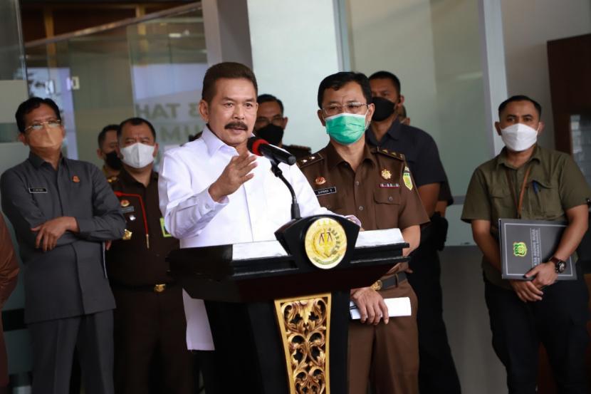 Jaksa Agung ST Burhanuddin memberikan keterangan saat penetapan tersangka mafia minyak goreng di Gedung Kejagung, Jakarta, Selasa (19/4/2022). Kejaksaan Agung menetapkan empat tersangka dugaan permufakatan antara pemohon dengan pemberi izin dalam proses penerbitan persetujuan ekspor minyak goreng yakni Direktur Jenderal Perdagangan Luar Negeri Kementerian Perdagangan (Kemendag) RI Indasari Wisnu Wardhana, Senior Manager Corporate Affairs PT Permata Hijau Group, Stanley MA, General Manager PT Musim Mas, Togar Sitanggang dan Komisaris Wilmar Nabati Indonesia Parlindungan, Tumanggor.