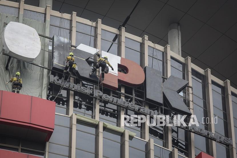 Logo Komisi Pemberantasan Korupsi (KPK) di Gedung Merah Putih, Jakarta Selatan, Selasa (10/8/2021).