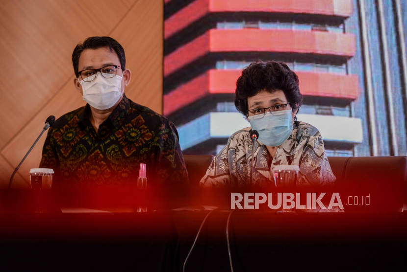 Anggota Dewan Pengawas Albertina Ho (kanan)
