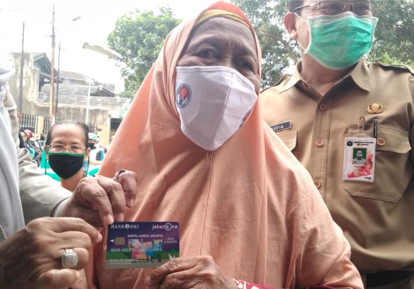 Warga memperlihatkan Kartu Lansia Jakarta. DKI Jakarta mencairkan secara bertahap bansos untuk pemegang Kartu Lansia Jakarta (KLJ), Kartu Penyandang Disabilitas Jakarta (KPDJ), dan Kartu Anak Jakarta (KAJ) mulai Jumat (8/4/2022).
