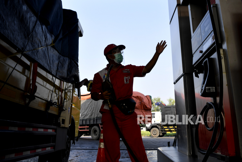 Petugas melayani pengisian BBM di SPBU Tol Sidoarjo 54.612.48, Sidoarjo, Jawa Timur, Senin (11/4/2022).  Pemerintah menetapkan Pertalite sebagai jenis BBM khusus penugasan yang dijual dengan harga Rp7.650 per liter dan Biosolar Rp5.510 per liter, sementara jenis Pertamax harganya disesuaikan untuk menjaga daya beli masyarakat yakni menjadi Rp 12.500 per liter dimana Pertamina masih menanggung selisih Rp3.500 dari harga keekonomiannya sebesar Rp16.000 per liter di tengah kenaikan harga minyak dunia.