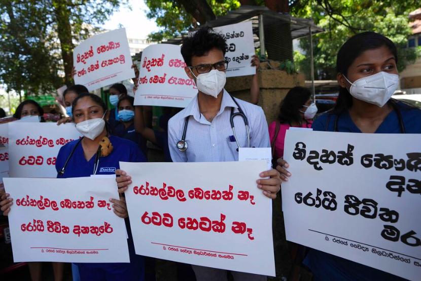 Dokter pemerintah Sri Lanka memprotes pemerintah di dekat rumah sakit nasional di Kolombo, Sri Lanka, Rabu, 6 April 2022. Selama beberapa bulan, warga Sri Lanka mengalami antrean panjang untuk membeli bahan bakar, gas untuk memasak, makanan dan obat-obatan, yang sebagian besar datang dari luar negeri. Plakat bertuliskan