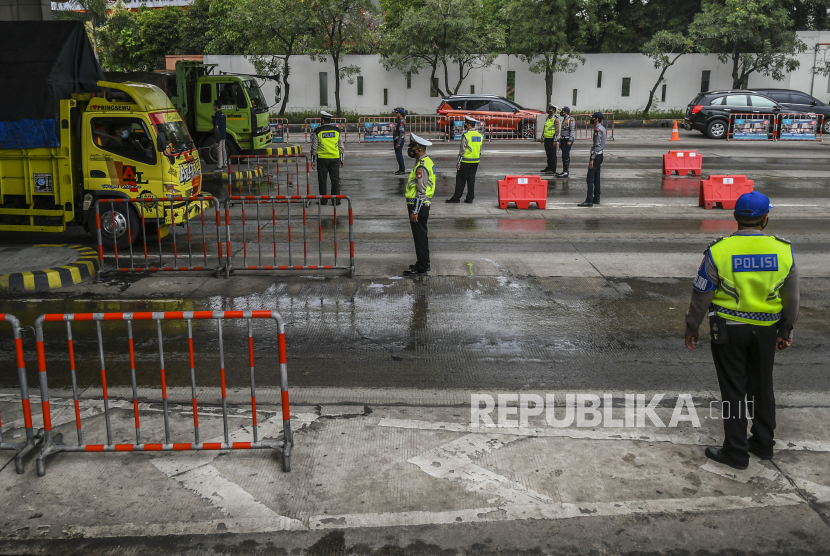 Petugas Kepolisian memeriksa dokumen pengendara yang melintas di check point penyekatan arus mudik Gerbang Tol Cikupa, Tangerang, Banten, Kamis (6/5/2021). Petugas gabungan memberlakukan penyekatan pemudik jelang perayaan Hari Raya Idul Fitri 1442 H guna mengantisipasi risiko peningkatan kasus penularan COVID-19. Dua Pasar di Tangerang Diprediksi Sebabkan Kemacetan Arus Mudik
