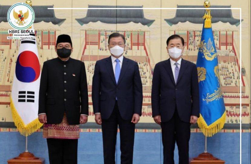 Duta Besar Gandi Sulistiyanto menyerahkan surat kepercayaan kepada Presiden Korsel Moon Jae-in, Selasa (26/4/2022) waktu setempat