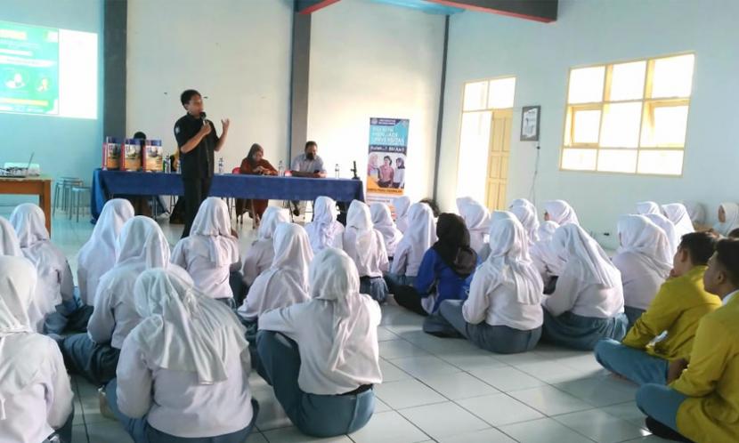 Universitas BSI (Bina Sarana Informatika) kampus Tasikmalaya bekerja sama dengan SMK Pancasila Manonjaya, menyelenggarakan seminar untuk persiapkan diri memasuki dunia kerja.