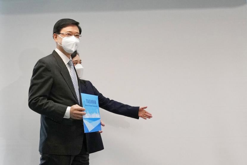 Mantan Kepala Sekretaris Hong Kong John Lee berpose untuk foto sebelum mengajukan pencalonannya untuk Pemilihan Kepala Eksekutif, di Hong Kong, Rabu, 13 April 2022. Mantan pejabat nomor 2 Hong Kong Lee mengatakan pada hari Rabu bahwa ia telah secara resmi mendaftarkan pencalonannya