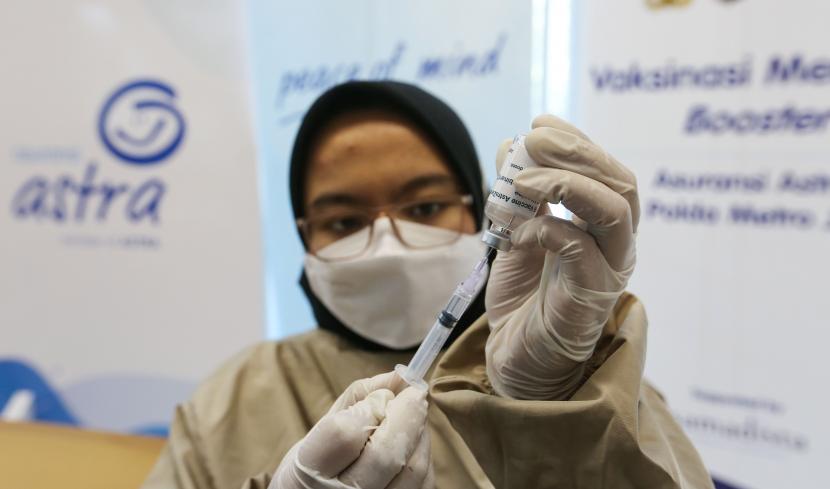 Petugas medis menunjukan dua vaksin pada acara Vaksinasi Merdeka Booster, (ilustrasi).