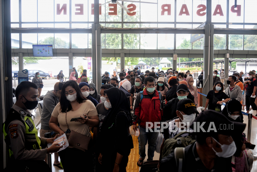 Calon penumpang kereta Api Airlangga jurusan Surabaya Pasarturi mengantre saat jam keberangkatan di Stasiun Pasar Senen, Jakarta, Ahad (10/4/2022). Kebijakan pemerintah mewajibkan masyarakat mendapatkan vaksin booster sebelum mudik diyakini akan meminimalisasi potensi penyebaran Covid-19.