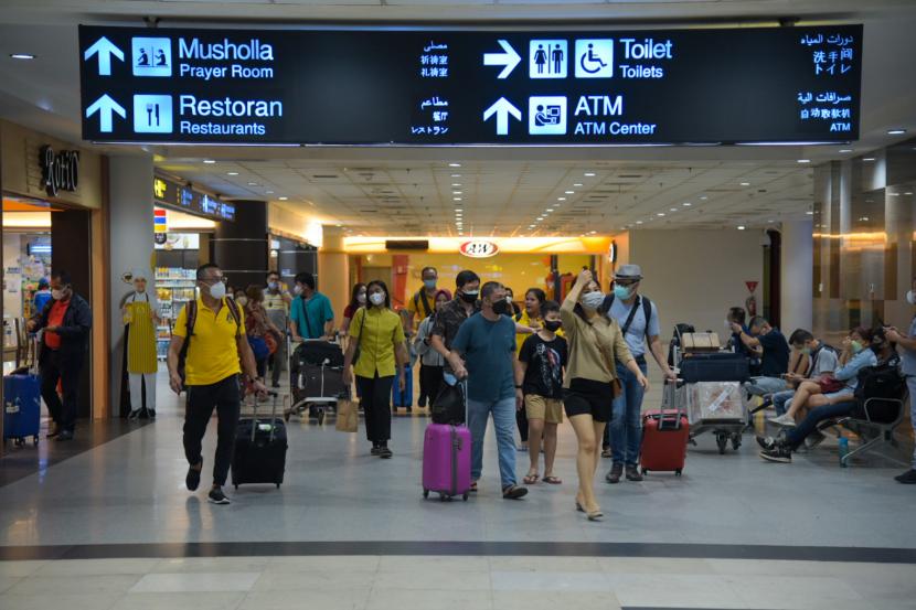 Sejumlah calon penumpang berjalan di area terminal keberangkatan Bandara Kualanamu, Deli Serdang, Sumatera Utara, Kamis (24/3/2022). Menurut data PT Angkasa Pura II (Persero) Bandara Kualanamu jumlah penumpang di Bandara tersebut mencapai 15.121 orang penumpang atau mengalami kenaikan sebesar 24 persen pasca ditiadakannya syarat tes PCR dan Antigen bagi penumpang yang sudah melakukan vaksin dosis dua dan tiga (booster).
