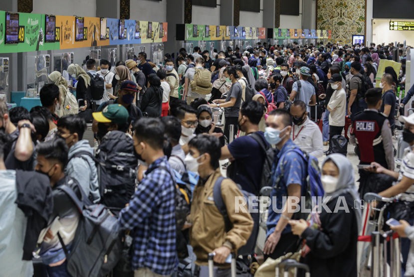 Sejumlah calon penumpang pesawat antre di loket lapor diri Terminal 2 keberangkatan domestik Bandara Soekarno Hatta, Tangerang, Banten, Sabtu (30/4/2022). Kerumunan pemudik sulit dihindari selama mudik.