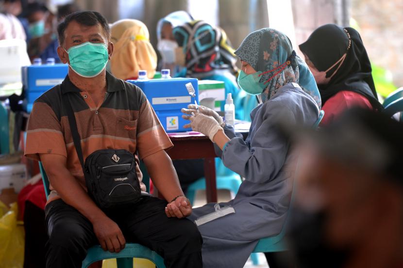 Warga mengikuti vaksinasi Covid-19 di Mushola Al Hidayah, Pakem, Sleman, Yogyakarta, Rabu (6/4/2022). Epidemiolog mengingatkan meski kasus Covid-19 melandai, positivity rate masih tinggi.