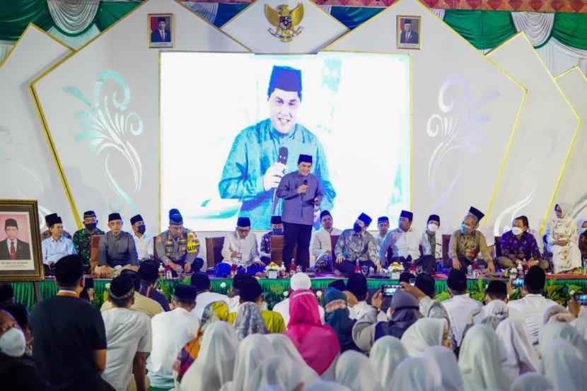 Menteri BUMN Erick Thohir memberikan hadiah kepada puluhan santri Pondok Pesantren Darul Ulum Jombang.