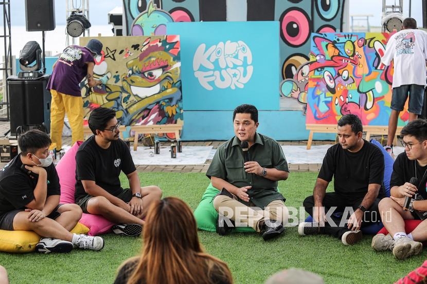 Menteri BUMN Erick Thohir (tengah) melakukan sesi tanya jawab saat mengunjungi Karafuru Carnival di Cove at Batavia PIK 2, Jakarta, Ahad (3/4/2022). Karafuru Carnival tersebut diselenggarakan untuk memperkenalkan karakter-karakter Karafuru kepada masyarakat luas yang merupakan proyek NFT terbesar di Indonesia.