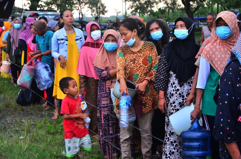 Warga antre membeli minyak goreng curah saat operasi pasar minyak goreng curah di Lapangan Desa Megawon, Kudus, Jawa Tengah, Rabu (20/4/2022). Operasi pasar yang digelar pemerintah desa setempat itu menyediakan sebanyak 8.000 liter bagi masyarakat umum dengan harga lebih murah dari pasaran yakni Rp14 ribu per liter guna meringankan beban masyarakat jelang lebaran.