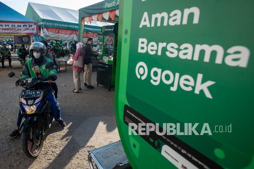 Mitra layanan ojek daring Gojek menunggu penumpang di di penumpang Stasiun Kereta Api Sudirman, Jakarta, Jumat (28/5/2021). Sejumlah mitra pengemudi Gojek berharap mergernya dua perusahan startup Gojek dan Tokopedia memberikan dampak positif bagi kalangan mitra dengan meningkatnya bonus dan insentif karena penggabungan tersebut telah meningkatkan nilai atau valuasi perusahaan.