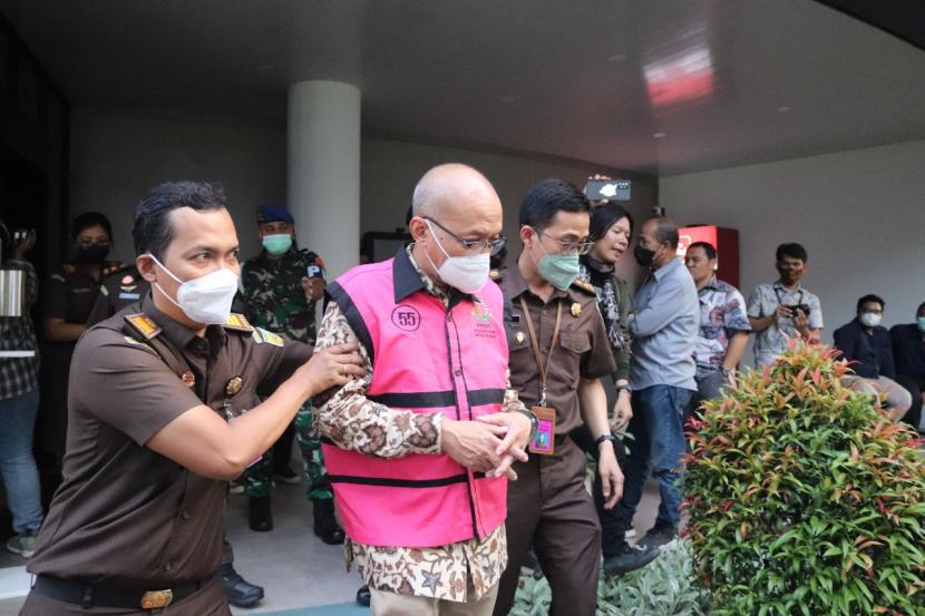 Mantan direktur utama PT Taspen Life, Maryoso Sumaryono digiring petugas setelah ditetapkan sebagai tersangka korupsi dan tindak pidana pencucian uang (TPPU) di PT Asuransi Jiwa Taspen di Kejaksaan Agung, Jakarta, Selasa (29/3/2022).