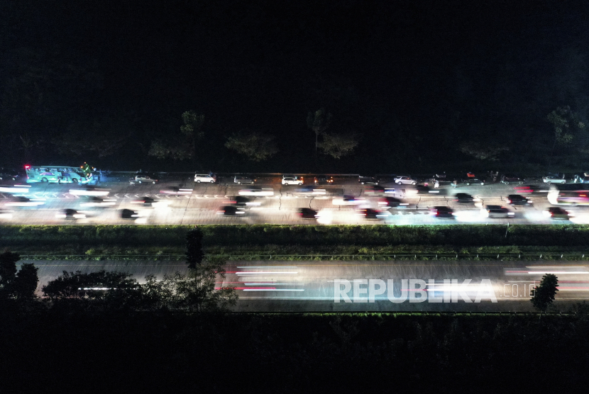 Foto udara sejumlah kendaraan melintas di ruas Jalan Tol Cikopo-Palimanan, Subang, Jawa Barat, Kamis (28/4/2022). Hari pertama penerapan one way ganjil genap dinilai efektif urai kepadatan arus mudik.