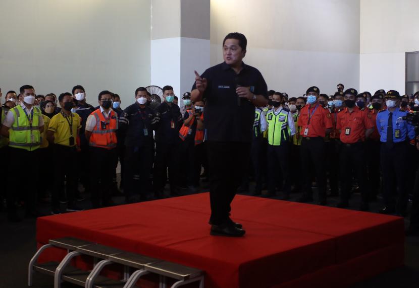 Menteri BUMN Erick Thohir memberikan motivasi kepada para petugas bandara saat melakukan kunjungan ke Terminal 3 Bandara Soekarno Hatta, Tangerang, Banten, Selasa (26/4/2022). Dalam kunjungannya Erick Thohir memberikan motivasi dan semangat kepada petugas yang terlibat dalam angkutan Lebaran 2022 Bandara Soetta dan berpesan agar melayani para pemudik dengan baik.