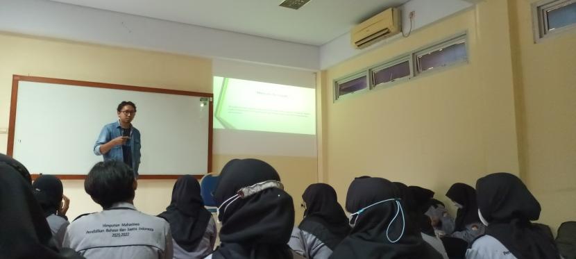 Editor bahasa Harian Republika, Ahmad Soleh menjadi narasumber pelatihan jurnalistik yang diadakan oleh Hima PBSI FKIP Uhamka, Sabtu (9/4).