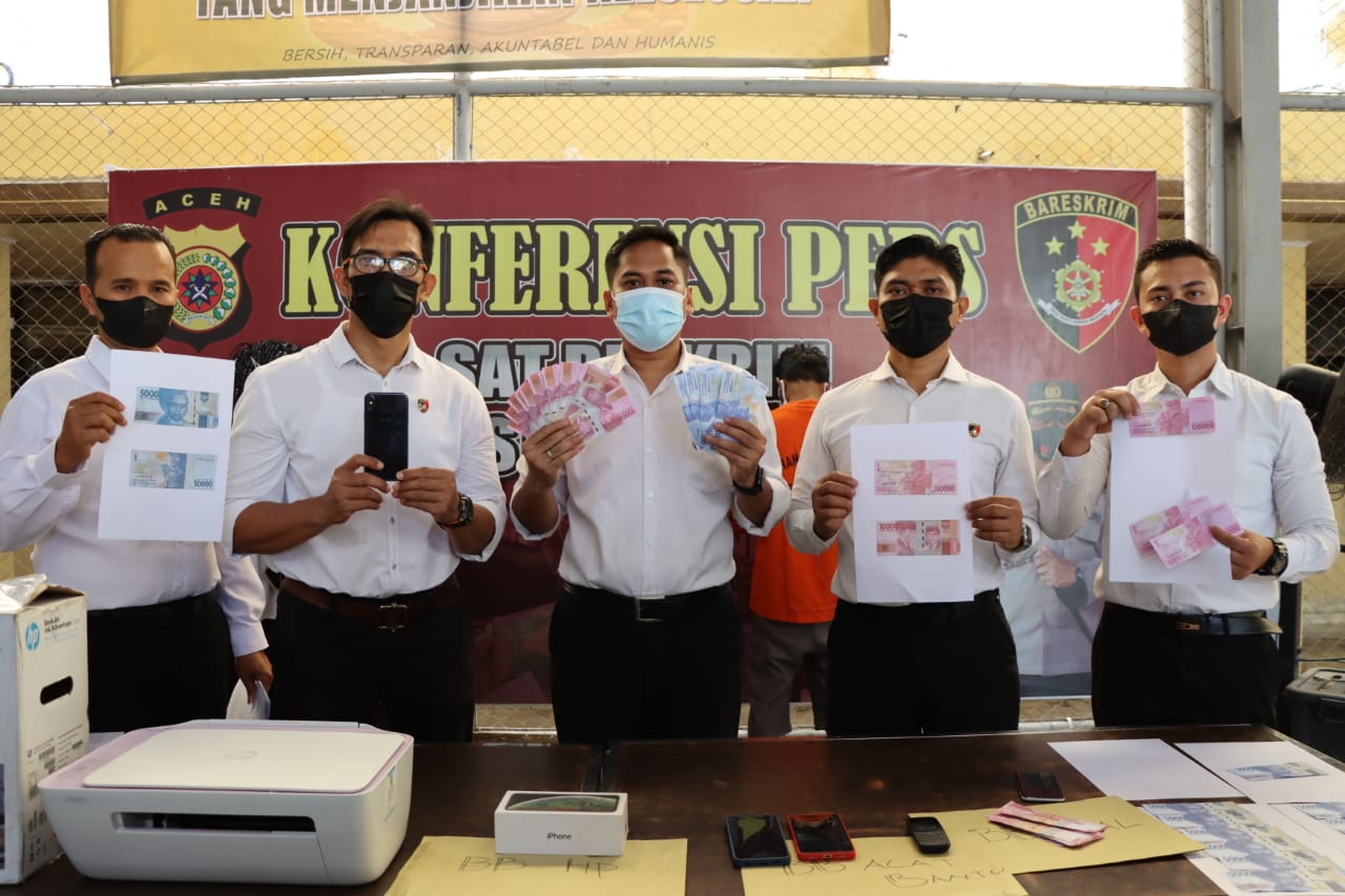 Cetak dan Edarkan Uang Palsu, Pasutri di Aceh Besar Ditangkap Polisi