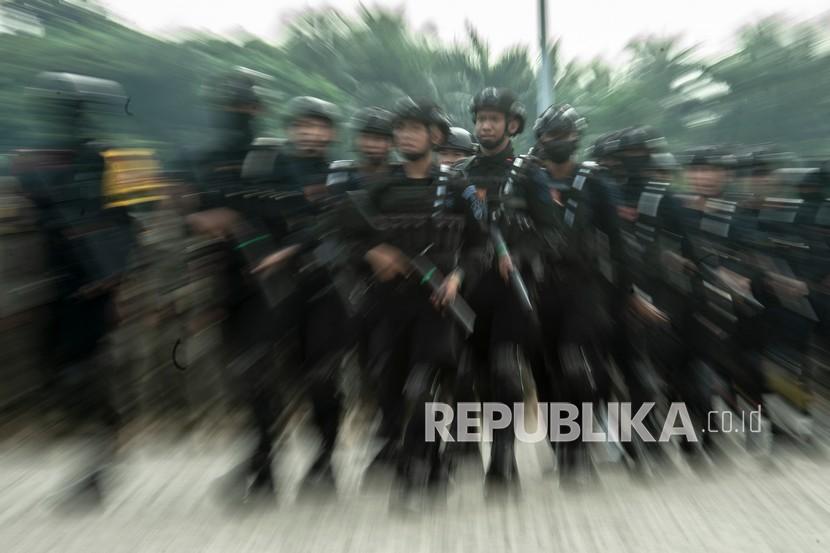 Prajurit Korps Brimob Polri mengikuti apel gabungan gelar pasukan di lapangan Monas, Jakarta, Senin (11/4/2022). Apel tersebut dilaksanakan dalam rangka pengamanan aksi unjuk rasa BEM SI.