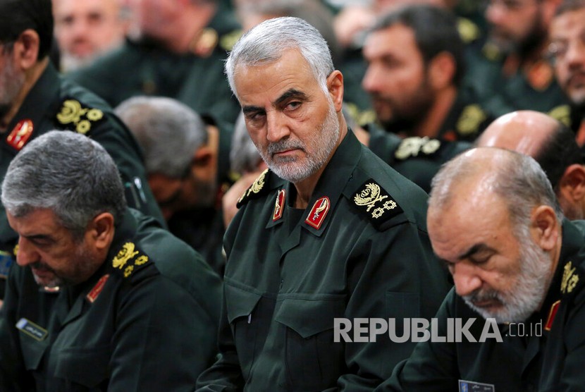 Jenderal Qassem Soleimani (tengah).