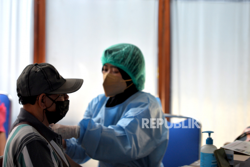 Warga mengikuti vaksin booster Covid-19 di Dinas Kesehatan Yogyakarta, Senin (28/3/2022). Epidemiolog Pandu Riono berharap Pemerintah Indonesia dalam ajang Presidensi G20 dapat menginisiasi negara lain agar lebih terbuka membahas ketimpangan vaksinasi global.